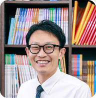 カラフルな教本と男性