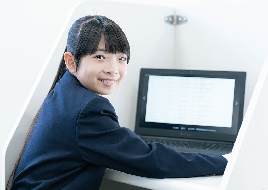 学習システムで勉強する小学生