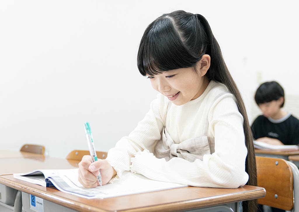 勉強する小学生