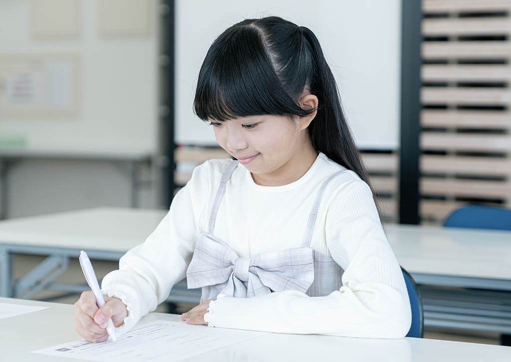 勉強する小学生