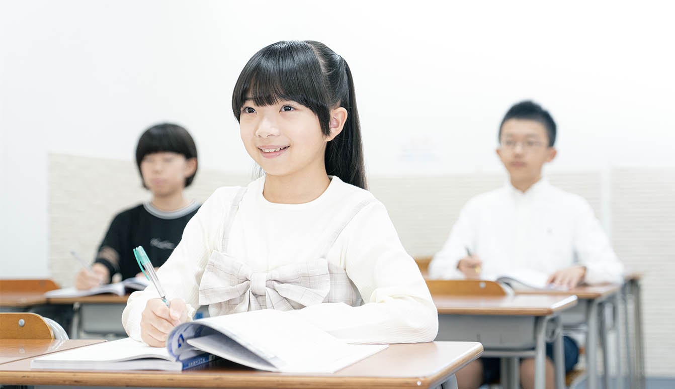 勉強する小学生