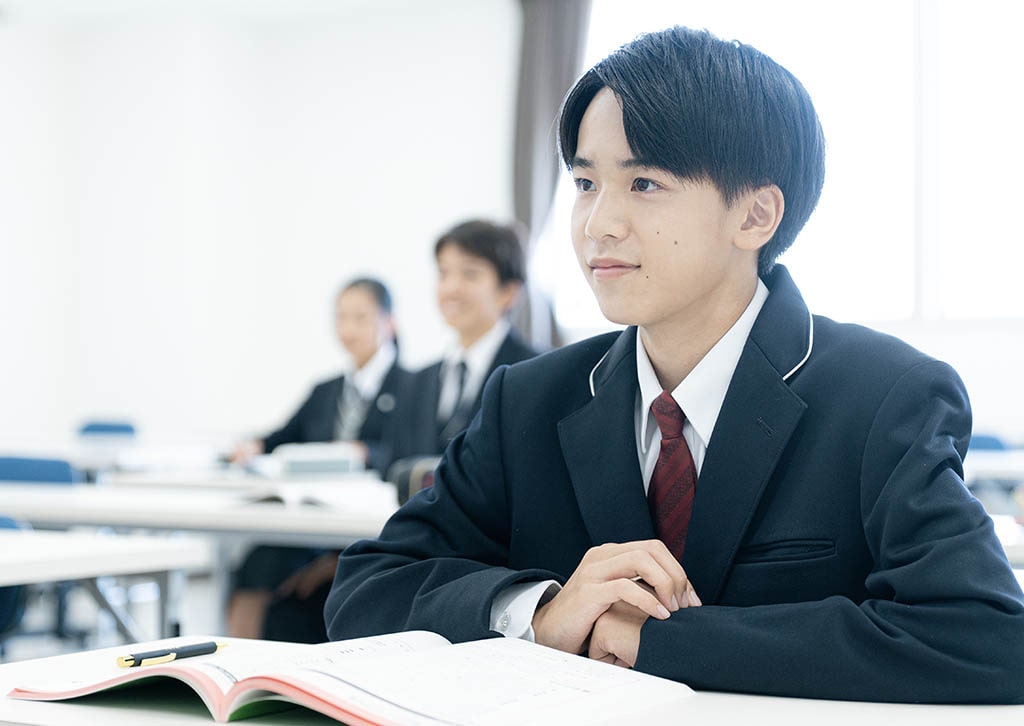 勉強する中学生