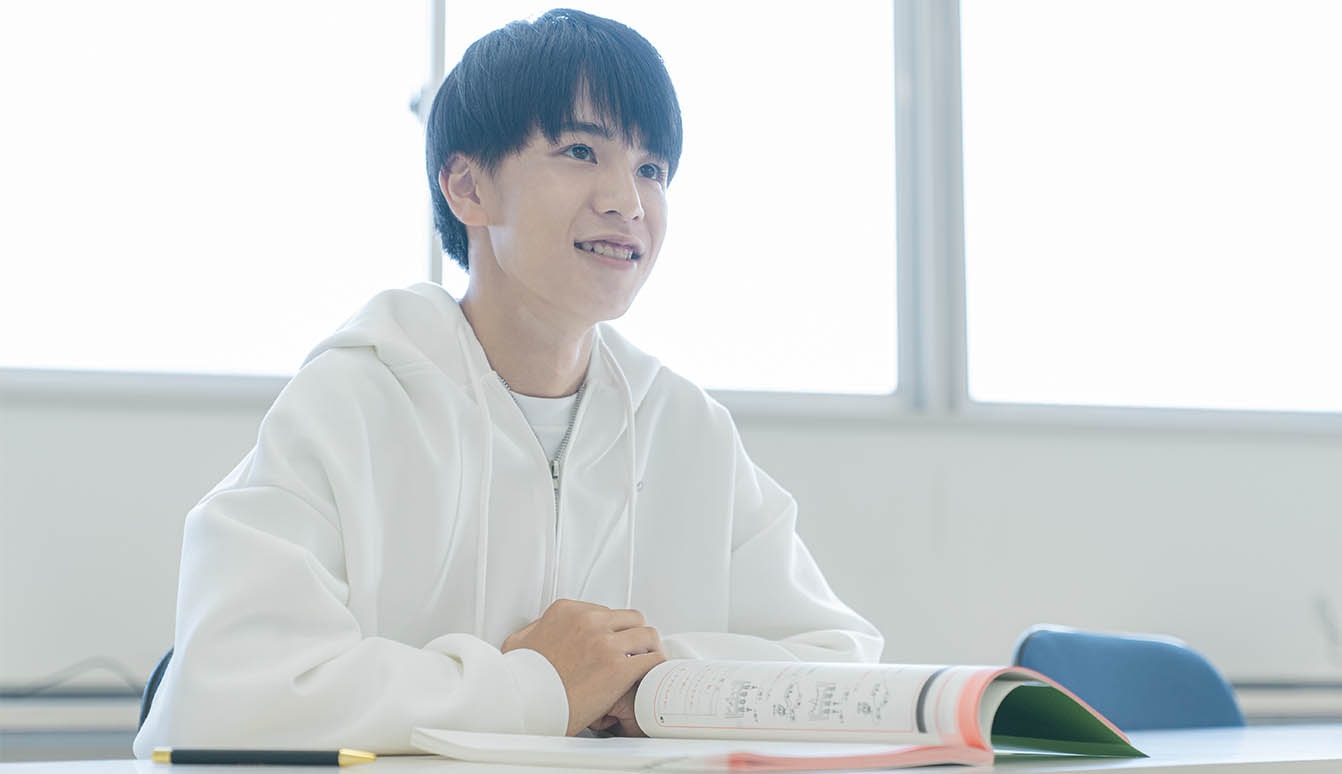 勉強する中学生