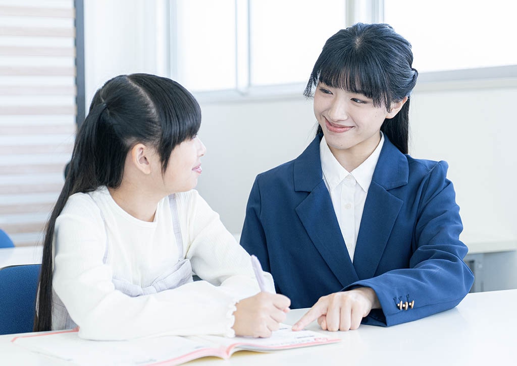 勉強する小学生と先生